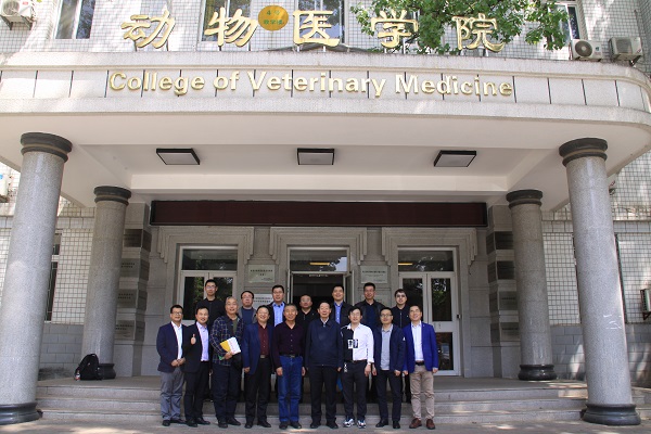 我校校友會名譽(yù)會長、原校長孫武學(xué)與寵物行業(yè)部分校友合影.JPG